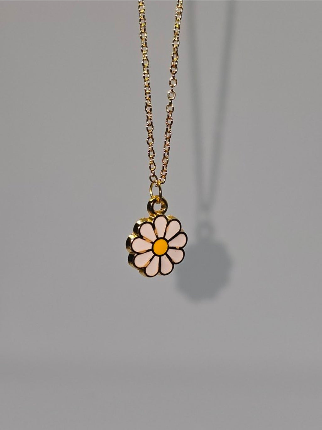 Dişil | Bahar Esintisi: Minimalist Gold Papatya Kolye