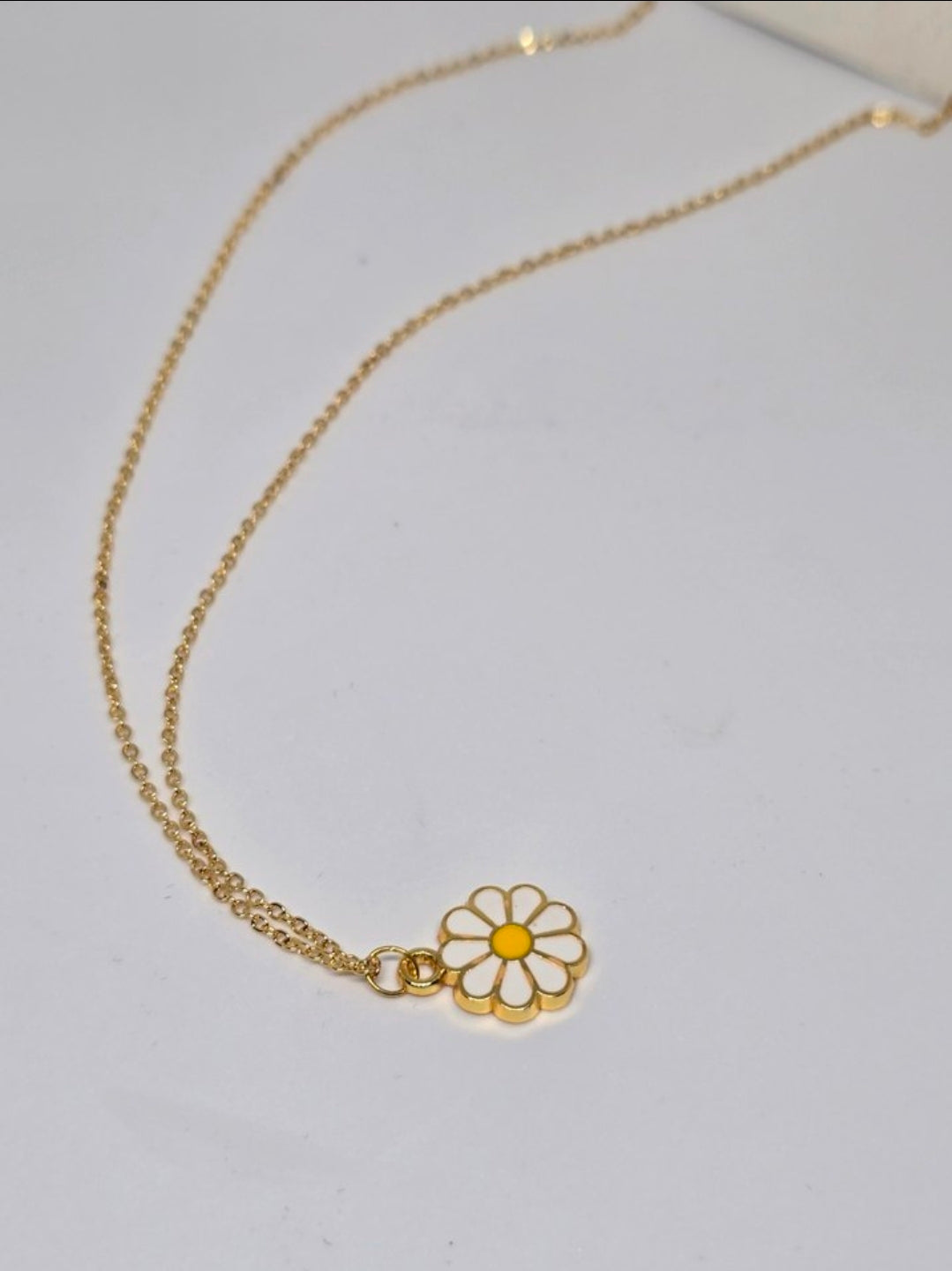 Dişil | Bahar Esintisi: Minimalist Gold Papatya Kolye